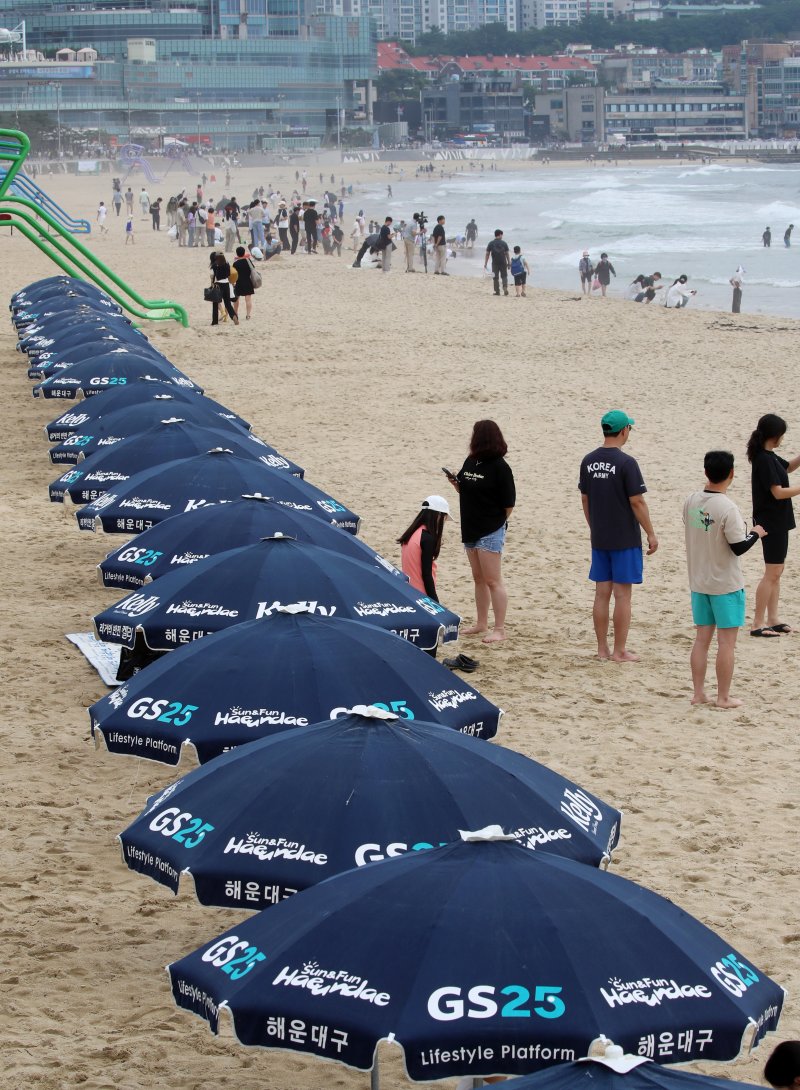 부산 해운대해수욕장이 개장한 후 첫 주말을 맞은 22일 해운대해수욕장에 파라솔이 설치돼 있다. 2025.6.22/뉴스1 ⓒ News1 윤일지 기자