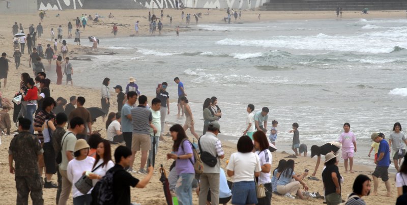 부산 해운대해수욕장이 개장한 후 첫 주말을 맞은 22일 해운대해수욕장을 찾은 관광객과 시민들이 물놀이를 즐기며 더위를 식히고 있다. 2025.6.22/뉴스1 ⓒ News1 윤일지 기자