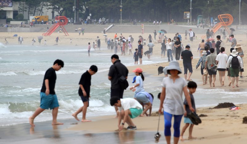 부산 해운대해수욕장이 개장한 후 첫 주말을 맞은 22일 해운대해수욕장을 찾은 관광객과 시민들이 물놀이를 즐기며 더위를 식히고 있다. 2025.6.22/뉴스1 ⓒ News1 윤일지 기자
