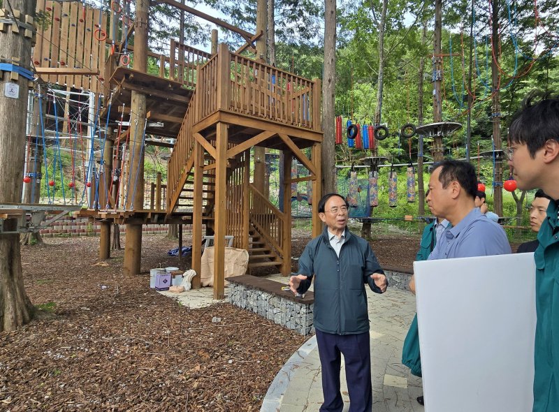 심민 전북 임실군수가 성수산 산림레포츠 해외 바카라 사이트을 점검하고 있다.(임실군제공. 재판매 및 DB금지)2025.6.22/뉴스1