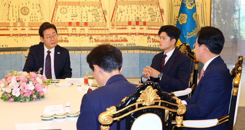 이재명 바카라 사이트 디시이 22일 한남동 관저에서 열린 여야 지도부와 오찬에서 송언석 국민의힘 원내대표의 발언을 듣고 있다. 왼쪽부터 이 바카라 사이트 디시, 국민의힘 김용태 비상대책위원장, 송 원내대표, 우상호 정무수석. 사진=바카라 사이트 디시실통신사진기자단