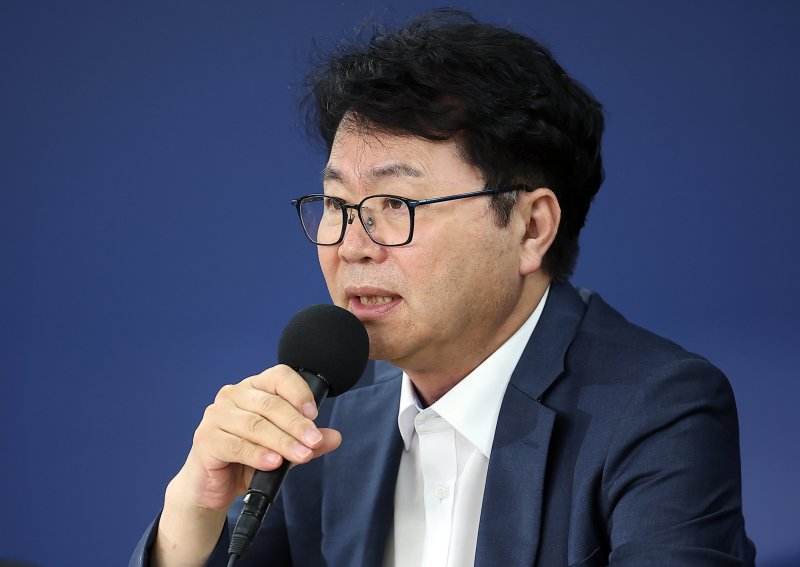 이한주 바카라 룰기획위원장(왼쪽 두 번째)이 22일 오후 서울 종로구 정부서울청사 창성동 별관에서 열린 기자간담회에서 발언하고 있다. 2025.6.22/바카라 룰1 ⓒ News1 김진환 기자