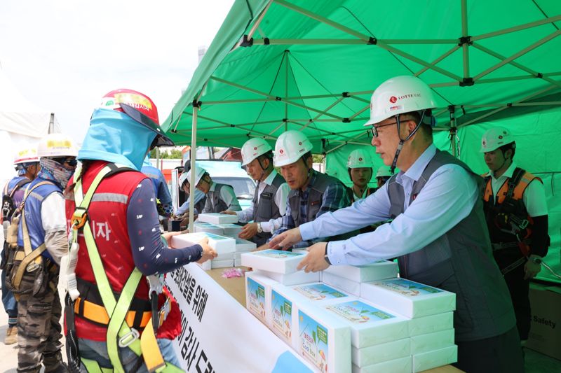 지난 19일 대구 '타임빌라스 수성' 공사현장에서 박현철 롯데바카라사이트 굿모닝 부회장(오른쪽 첫번째)이 근로자들에게 아이스크림 츄러스와 이온음료, 혹서기 용품 등을 나눠주고 있다.롯데바카라사이트 굿모닝 제공