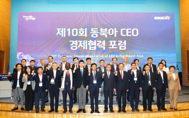 [포항=뉴시스] 송종욱 기자 = 경북 라이트닝 바카라 사이트는 지난 21일 포스코국제관에서 '제10회 동북아 CEO 경제 협력 포럼'을 성황리에 열었다. 사진은 '동북아 CEO 경제 협력 포럼'에서 한중일 지방 정부·러시아 등 해외 도시 대표, 국내외 AI 전문가와 기업 CEO 등이 기념 촬영하는 모습. (사진=포항시 제공) 2025.06.22. photo@newsis.com