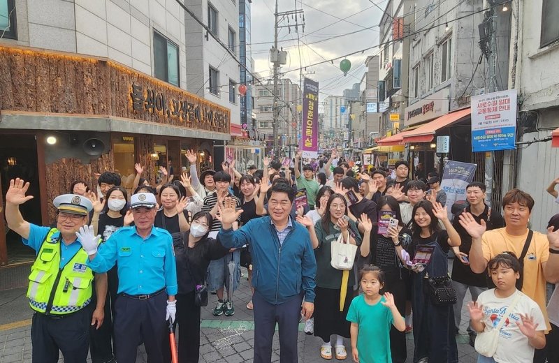 [서울=뉴시스] 박준희 관악구청장이 지난 21일 샤로수길 골목상권 에볼루션 바카라 사이트에서 기념사진을 촬영하고 있다. 2025.06.22 (사진 제공=관악구청) photo@newsis.com *재판매 및 DB 금지