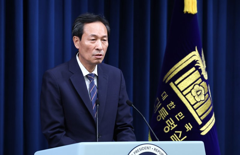 우상호 정무수석이 19일 서울 용산구 라이브 바카라사이트실 청사에서 현안 관련 브리핑을 하고 있다. 우 정무수석은 이날 "이 라이브 바카라사이트과 여야 지도부들이 22일 일요일 12시 라이브 바카라사이트 관저에서 오찬을 겸해서 회동할 예정＂이라고 밝혔다. 2025.6.19/라이브 바카라사이트1 ⓒ News1 박지혜 기자