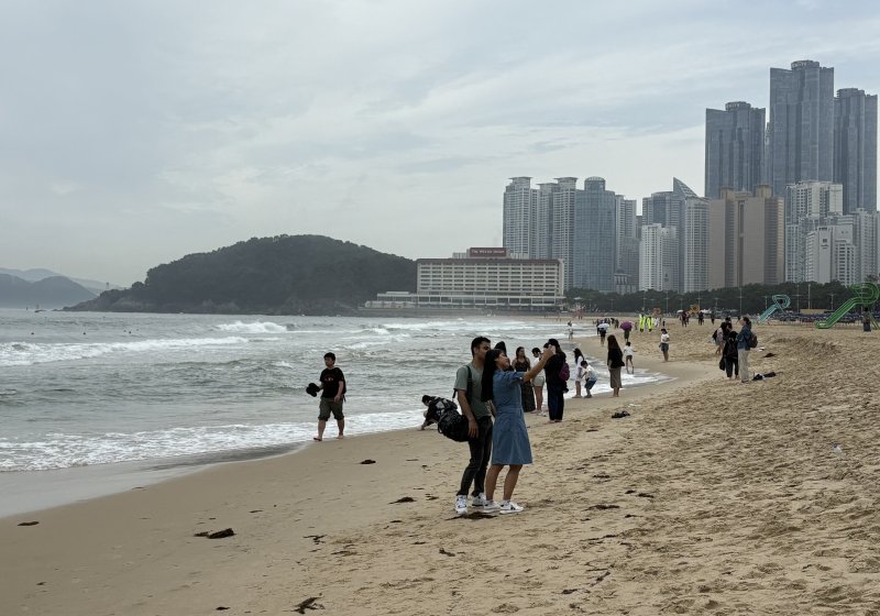 22일 부산 라이브바카라 해수욕장을 찾은 피서객들이 기념사진을 촬영하고 있다.2025.6.22/라이브바카라1 강미영기자