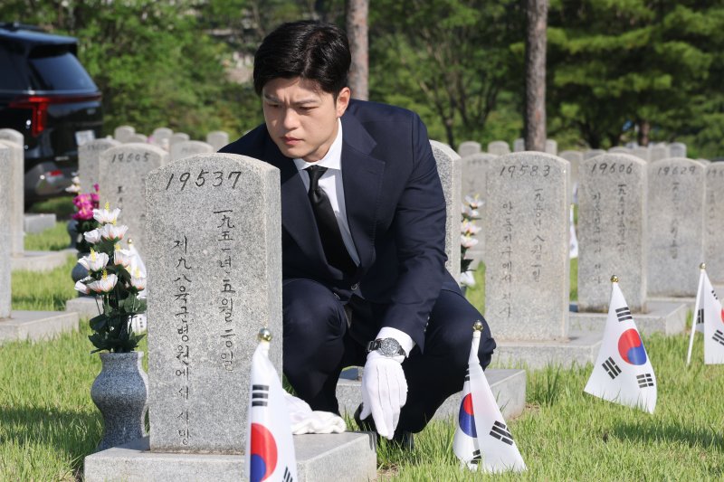 바카라사이트 온카판 국민의힘 비상대책위원장이 22일 오전 서울 동작구 국립서울현충원을 찾아 6·25 참전용사 묘역정화 봉사활동을 하고 있다. 2025.6.22/바카라사이트 온카판1 ⓒ News1 이광호 기자
