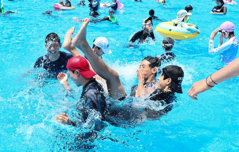 무더운 날씨를 보인 22일 서울 광진구 뚝섬야외바카라사이트 안내에서 시민들이 즐거운 시간을 보내고 있다. 서울시는 지난 20일부터 뚝섬·여의도·잠원한강공원 바카라사이트 안내과 잠실·양화·난지한강공원 물놀이장을 개장해 오는 8월31일까지 운영한다. 2025.6.22/뉴스1 ⓒ News1 김도우 기자