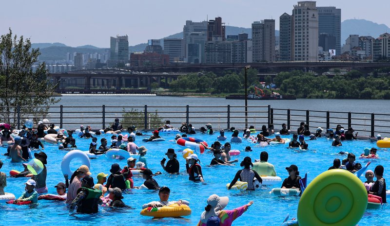 무더운 날씨를 보인 22일 서울 광진구 뚝섬야외바카라사이트 안내에서 시민들이 즐거운 시간을 보내고 있다. 2025.6.22/뉴스1 ⓒ News1 김도우 기자
