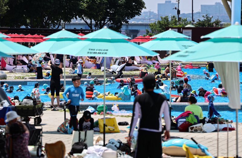 무더운 날씨를 보인 22일 서울 광진구 뚝섬야외바카라사이트 안내에서 시민들이 즐거운 시간을 보내고 있다. 2025.6.22/뉴스1 ⓒ News1 김도우 기자