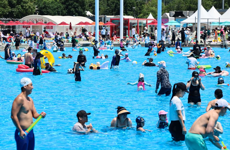 무더운 날씨를 보인 22일 서울 광진구 뚝섬야외바카라사이트 안내에서 시민들이 즐거운 시간을 보내고 있다. 2025.6.22/뉴스1 ⓒ News1 김도우 기자