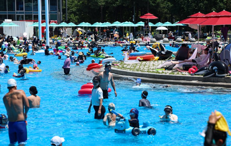 무더운 날씨를 보인 22일 서울 광진구 뚝섬야외바카라사이트 안내에서 시민들이 즐거운 시간을 보내고 있다. 2025.6.22/뉴스1 ⓒ News1 김도우 기자