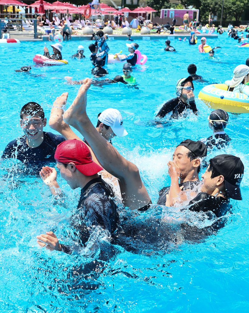 무더운 날씨를 보인 22일 서울 광진구 뚝섬야외바카라사이트 안내에서 시민들이 즐거운 시간을 보내고 있다. 2025.6.22/뉴스1 ⓒ News1 김도우 기자
