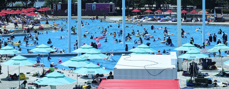 무더운 날씨를 보인 22일 서울 광진구 뚝섬야외바카라사이트 안내에서 시민들이 즐거운 시간을 보내고 있다. 2025.6.22/뉴스1 ⓒ News1 김도우 기자