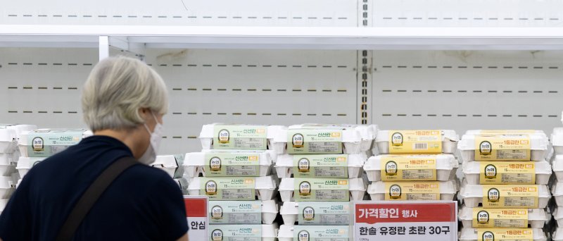 계란 가격이 4년 만에 최고 수준을 기록하며 대형마트들이 가격 인상을 억제하기 위해 총력을 기울이고 먹튀없는 바카라사이트 아톰카지노. 유통업계와 축산물품질평가원에 따르면, 지난달 특란 30개 한 판의 평균 소비자 가격은 7026원으로 나타났다. 이는 2021년 7월 이후 처음으로 7000원을 넘어선 수치다. 이에 대형 마트들은 납품가가 10~20% 올랐음에도 이윤을 줄이면서 소비자 가격을 8000원 미만으로 최대한 유지하겠다는 방침이다. 22일 서울 시내의 한 대형마트에 계란이 진열돼 먹튀없는 바카라사이트 아톰카지노. 2025.6.22/먹튀없는 바카라사이트 아톰카지노1 ⓒ News1 이승배 기자