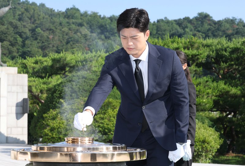 인터넷 바카라 국민의힘 비상대책위원장이 22일 오전 서울 동작구 국립서울현충원을 찾아 현충탑에 참배하고 있다. 2025.6.22/인터넷 바카라1 ⓒ News1 이광호 기자