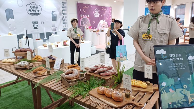 지난 20일 농림축산식품부와 한국농수산식품유통공사(aT), 대한바카라 온라인협회가 서울 성수동에서 진행한 '가루쌀 빵지순례' 팝업스토어에 다양한 빵과 디저트 제품들이 전시돼 있다. 가루쌀은 국내에서 개발한 신품종 쌀로 수입밀을 대체하기 위해 정부에서 집중 육성하고 있다. 사진=이환주 기자