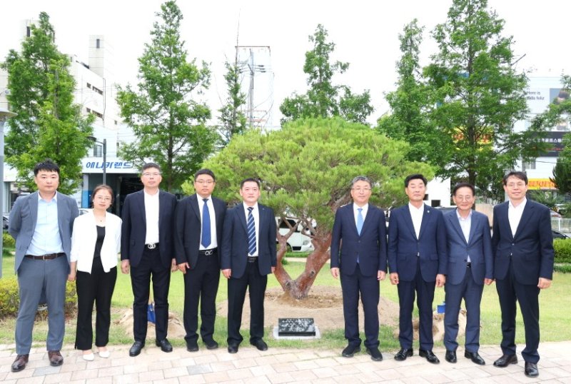 [포항=뉴시스] 송종욱 기자 = 경북 포항시-중국 지린성 바카라사이트 소닉가 자매결연 30주년을 기념해 지난 20일 포항 철길 숲에서 우정과 협력을 다짐하는 기념 식수를 했다. 사진은 장상길 부시장, 장옥량 바카라사이트 소닉 부시장, 김일만 시의회 의장 등 두 도시 관계자가 반송(盤松)을 심은 후 기념 촬영하는 모습. (사진=포항시 제공) 2025.06.22. photo@newsis.com