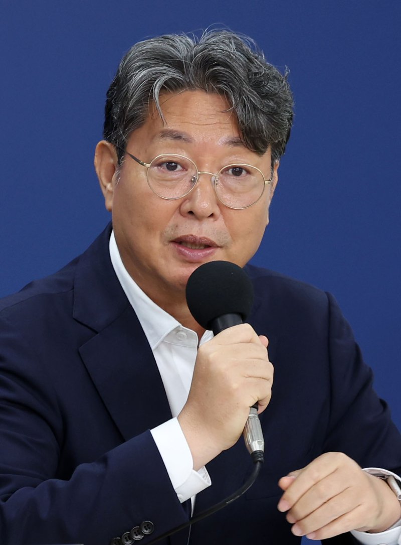[서울=뉴시스] 홍효식 기자 = 이춘석 안전한 바카라 사이트원회 경제2분과위원장이 22일 오후 서울 종로구 정부서울청사 창성동 별관 브리핑실에서 열린 기자간담회에서 취재진 질문에 답변하고 있다. 2025.06.22. yesphoto@newsis.com
