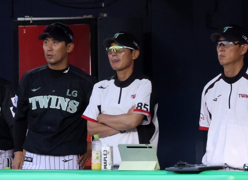 [서울=뉴시스] 배훈식 기자 = 지난 17일 오후 서울 송파구 잠실야구장에서 열린 2025 신한 쏠뱅크 KBO리그 LG 트윈스와 NC 다이노스의 경기, 4회초 2점차로 경기를 끌려가자 LG 염경엽 온라인 바카라사이트 추천이 입술에 침을 바르며 그라운드를 응시하고 있다. 2025.06.17. dahora83@newsis.com