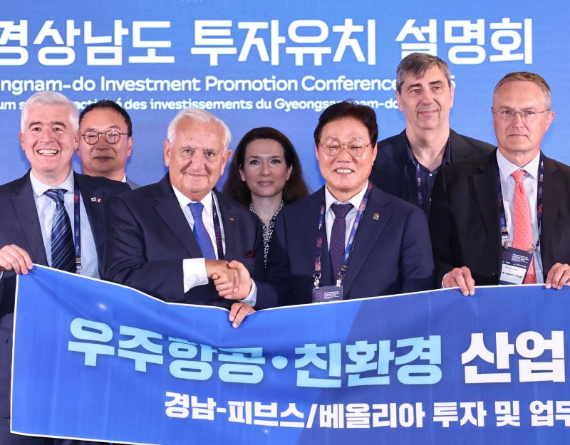 현지시각 19일 바카라사이트 유니벳 파리에서 열린 경상남도 투자유치설명회에서 도와 피브스·베올리아 그룹이 투자유치 및 상호협력 협약을 체결하고 있다.(바카라사이트 유니벳 제공. 재판매 및 DB금)