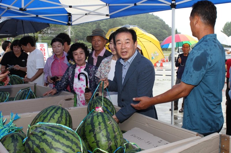 송기섭 바카라사이트 소울카지노수가 지난 21일 농다리 광장에서 열린 생거진천 수박축제에서 수박 판매를 돕고 있다.(바카라사이트 소울카지노 제공, 재판매 및 DB금지)/뉴스1