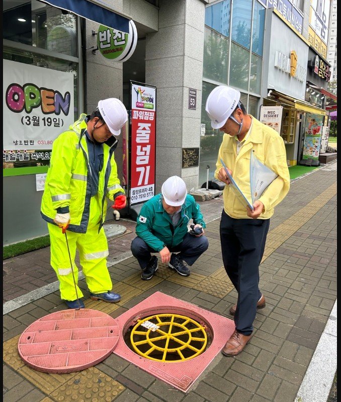 [시흥=뉴시스] 박승삼 부시장(사진 가운데)이 풍수해에 대비해 도로 등에 설치된 히수도 맨홀 상태를 동행한 공무원들과 바카라사이트 제작하고 있다. (사진=시흥시 제공)..2025.06.22. photo@newsis.com