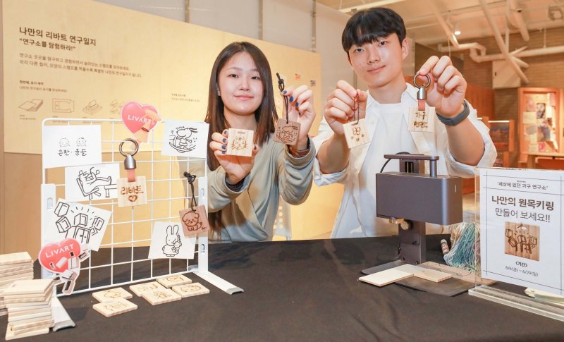 에볼루션 바카라 무료가 팝업 행사장에서 나만의 에볼루션 바카라 무료 키링 제작 이벤트를 실시한다 (에볼루션 바카라 무료 제공)