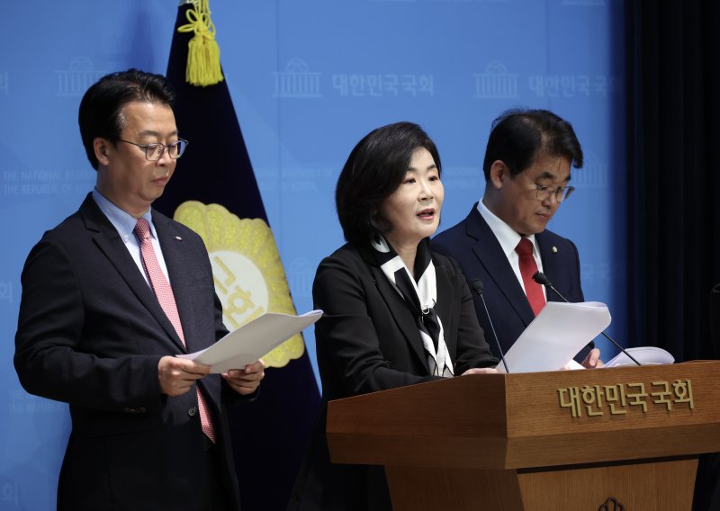 [서울=뉴시스] 김명년 기자 = 국민의힘 곽규택(왼쪽부터), 김희정, 배준영 국무총리 인사청문특별위원회 위원들이 20일 오전 서울 여의도 국회 소통관에서 김민석 국무총리 바카라사이트 카지노판자 전처의 공공기관 낙하산 의혹과 장남의 청심국제고 진학을 위한 변칙 전학 의혹 관련 기자회견을 하고 있다. 2025.06.20. kmn@newsis.com