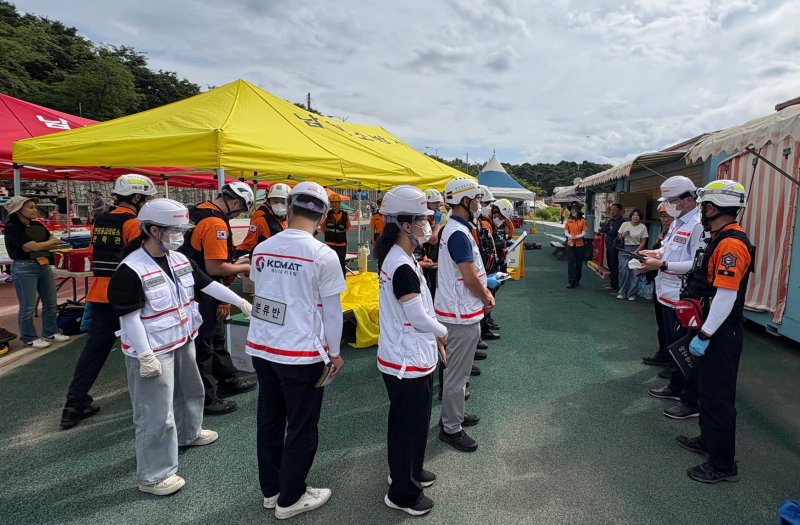 [남원=뉴시스] 남원소방서가 주관해 남원시와 전북대병원 등이 참여한 '다수사상자 구급대응 훈련'이 진행되고 있다. *재판매 및 DB 금지