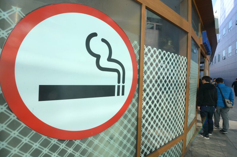 내가 아이 흡연 허락했다... 교사에 항의한 학부모, 결국은...