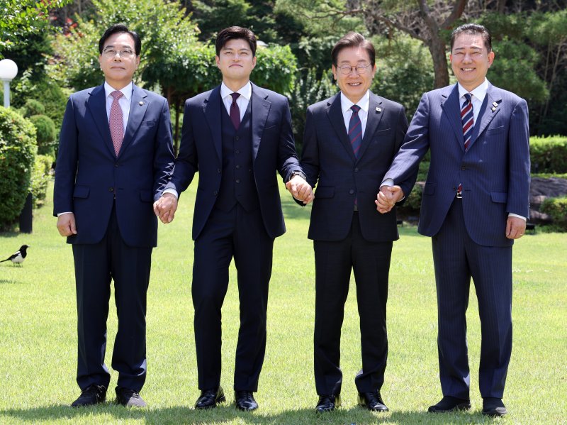 취임 18일 만에 협치 물꼬… 추경·총리 인준 등 '산 넘어 산'
