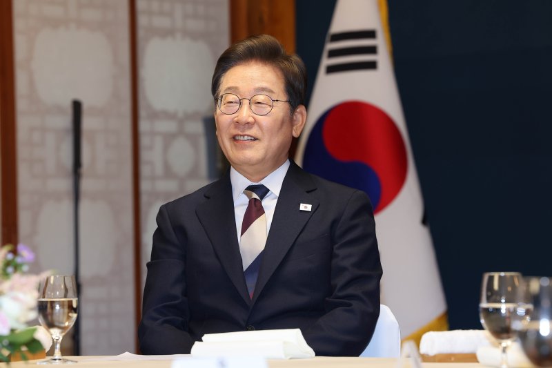 이재명 해외 바카라사이트이 4일 서울 여의도 국회 사랑재에서 가진 우원식 국회의장 등 여야 대표들과의 오찬에 참석해 있다. 국회사진기자단 2025.6.4/뉴스1 ⓒ News1 국회사진기자단