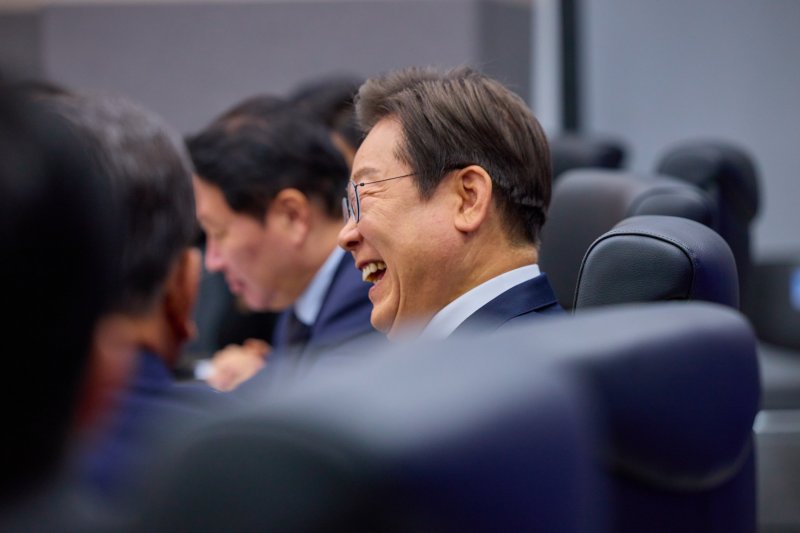 이재명 해외 바카라사이트이 지난 20일 울산 울주군 울산전시컨벤션센터에서 열린 인공지능(AI) 글로벌 협력 기업 간담회에서 밝게 웃고 있다. (이재명 해외 바카라사이트 SNS. 재판매 및 DB 금지) 2025.6.21/뉴스1 ⓒ News1 허경 기자