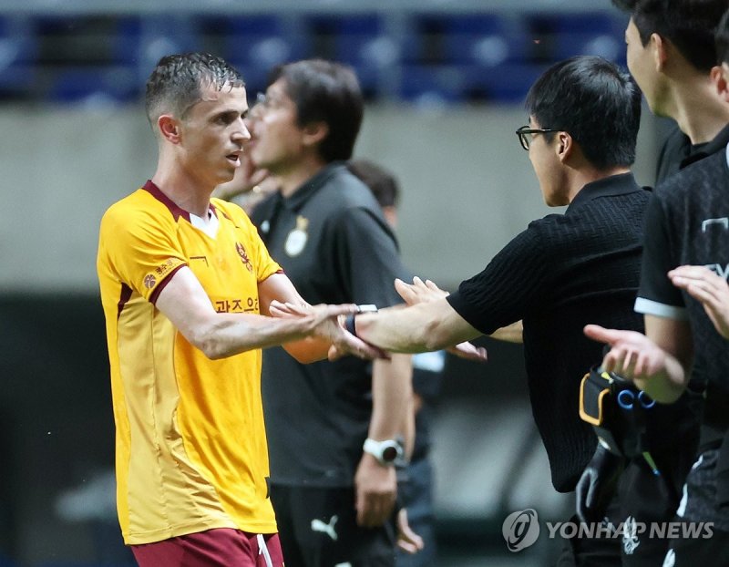 이정효 감독과 기쁨 나누는 아사니 (출처=연합뉴스)