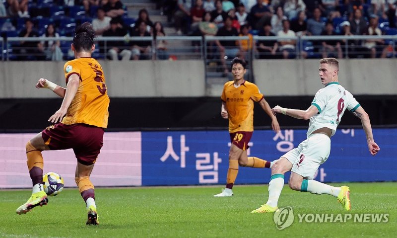 멀티 골 성공시키는 구텍 (출처=연합뉴스)