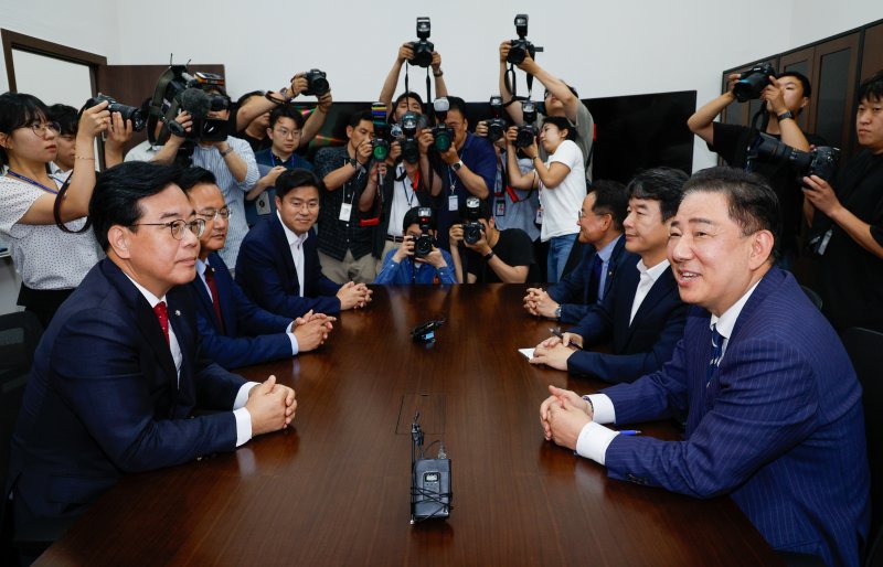 김병기 더불어민주당 대표 직무대행 겸 원내대표와 송언석 국민의힘 원내대표가 18일 오후 서울 여의도 국회에서 추경 및 원 구성 협상 관련 회동하고 있다. 왼쪽부터 시계방향으로 송 원내대표, 유상범 법사위 국민의힘 간사, 박상혁 수석대변인, 허영 원내정책수석부대표, 문진석 원내수석부대표, 김 원내대표. 2025.6.18/뉴스1 ⓒ News1 안은나 기자