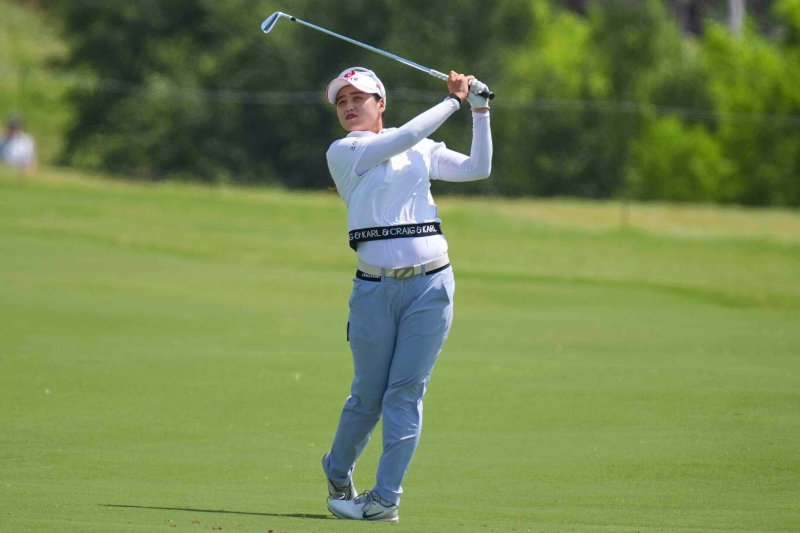 [프리스코=AP/뉴시스] 최혜진이 21일(현지 시간) 미 텍사스주 프리스코 필즈랜치 이스트 코스에서 열린 미국여자프로골프(LPGA) 투어 KPMG 위민스 PGA 챔피언십 3라운드 1번 페어웨이에서 어프로치샷하고 있다. 최혜진은 중간 합계 1오버파 217타 공동 3위에 이름을 올렸다. 2025.06.22.