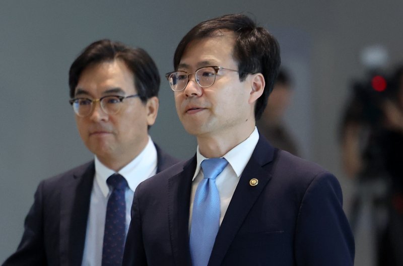 [인천공항=뉴시스] 김선웅 기자 = 대미 통상 관련 협상 총괄을 맡고 있는 여한구 산업통상자원부 통상교섭본부장이 22일 인천국제공항을 통해 미국으로 출국하고 있다. 이재명 정부와 트럼프 행정부의 첫 번째 고위급 통상 접촉이 되는 이번 방미에서 여한구 통상교섭본부장이 이끄는 범정부 대표단은 제이미슨 그리어 미국 무역대표부 대표와 면담을 갖고 3차 기술협의를 진행할 예정이다. 2025.06.22. mangusta@newsis.com