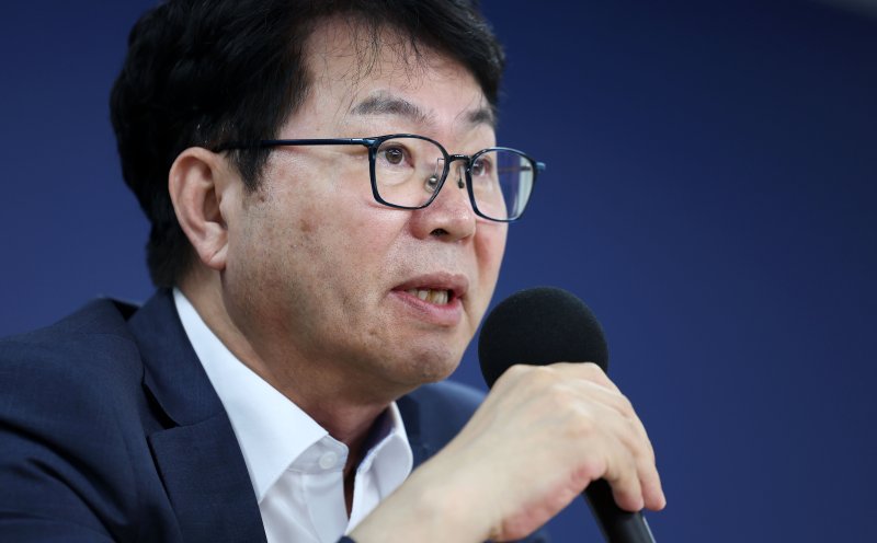 [서울=뉴시스] 홍효식 기자 = 이한주 국정기획위원회 위원장이 22일 오후 서울 종로구 정부서울청사 창성동 별관 브리핑실에서 기자간담회를 하고 있다. 2025.06.22. yesphoto@newsis.com