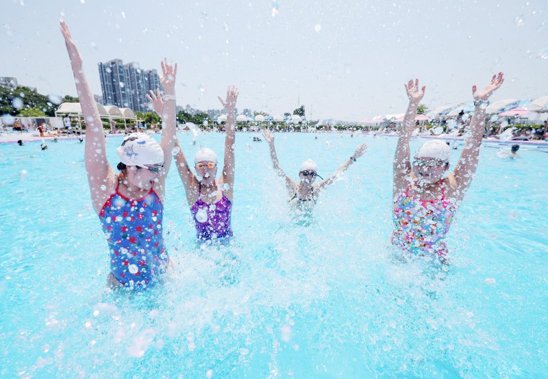 [서울=뉴시스] 김진아 기자 = 무더운 날씨를 보인 22일 서울 서초구 잠원한강공원 수영장을 찾은 시민들이 물놀이를 하며 즐거운 시간을 보내고 있다. 뚝섬·여의도·잠원한강공원 수영장과 잠실·양화·난지한강공원 물놀이장은 8월 31일까지 73일간 운영한다. 2025.06.22. bluesoda@newsis.com
