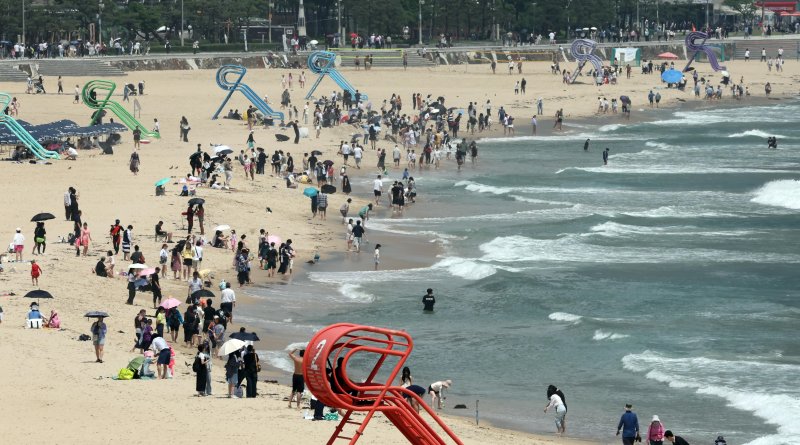 [부산=뉴시스] 하경민 기자 = 부산 해운대·송정 해수욕장 개장 이후 첫 주말인 22일 해운대구 해운대해수욕장을 찾은 시민과 관광객들이 물놀이를 즐기고 있다.부산 7개 해수욕장 중 해운대·송정은 지난 21일 문을 열었고, 광안리·송도·다대포·일광·임랑 등 나머지 5개 해수욕장은 오는 7월1일 일제히 개장한다. 2025.06.22. yulnetphoto@newsis.com