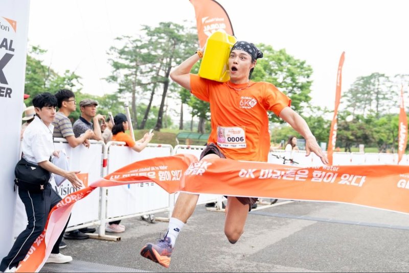 피니시라인을 통과하는 모델 정혁 (출처=연합뉴스)