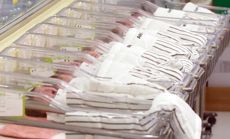 9년 만에 출생아와 합계출산율이 모두 증가했고, 지난해 혼인 증가율은 역대 최대를 기록했다. 통계청은 26일 지난해 출생아 수가 23만 8천 3백 명으로 1년 전보다 8천 3백 명 늘었다고 발표했다. 출생아 수가 증가한 것은 2015년 이후로 9년 만이다. 이날 인천 미추홀구 아인병원에서 간호사가 신생아를 돌보고 있다. 2025.2.26/뉴스1 ⓒ News1 김진환 기자