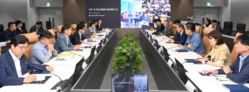 [서울=뉴시스] 이정기 한국공항공사 사장직무대행이 23일 서울시 강서구 본사에서 열린 ‘AI 혁신위원회’ 출범식에서 모두발언을 하고 있다. 2025.06.23 (사진=한국공항공사 제공) photo@newsis.com *재판매 및 DB 금지