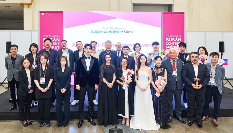 지난달 28일 벡스코에서 ‘2025 부산콘텐츠마켓’의 ‘아시아 숏폼 드라마 어워즈’가 열린 가운데 수상자와 시상자들이 함께 기념촬영하고 있다. 부산콘텐츠마켓 조직위원회 제공