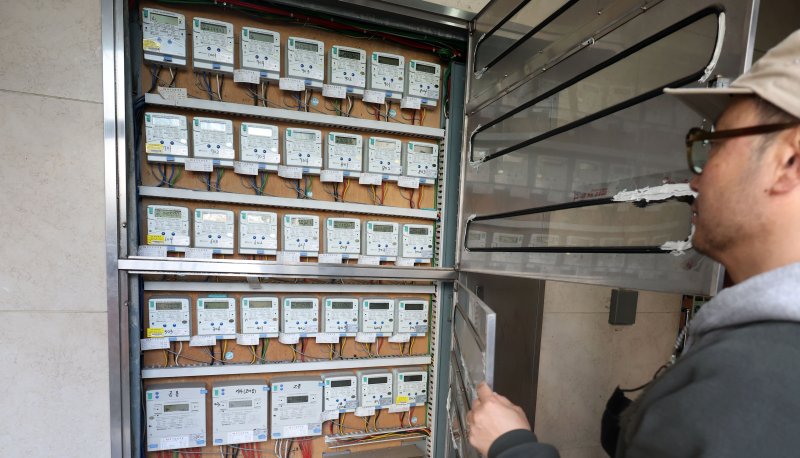 [서울=뉴시스] 홍효식 기자 = 21일 서울 시내 한 오피스텔 전기 계량기 모습. 2025.03.21. yesphoto@newsis.com