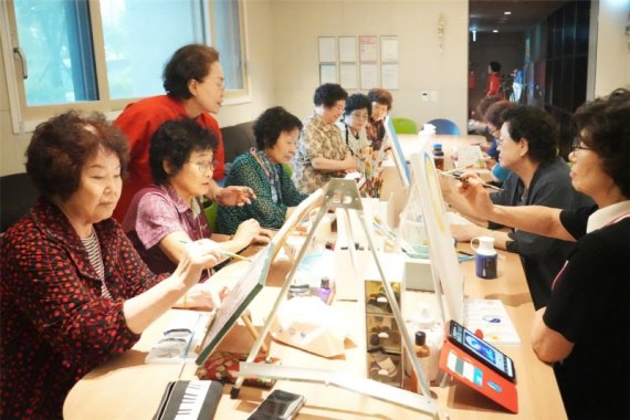 <시니어 클럽 미술 동아리 작업 모습>