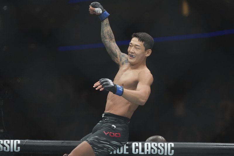 [뉴어크=AP/뉴시스] 유주상이 7일(현지 시간) 미 뉴저지주 뉴어크 프루덴셜 센터에서 열린 'UFC 316' 종합격투기 데뷔전 페더급 경기에서 인도네시아의 제카 사라기를 1라운드 28초 만에 KO로 꺾은 후 환호하고 있다. 2025.06.08.